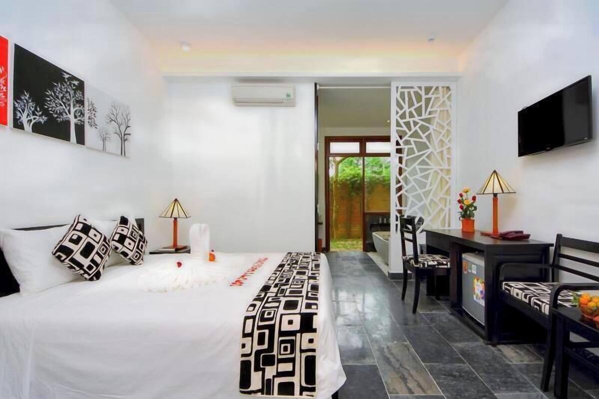 Premium bedding, minibar, in-room safe, desk