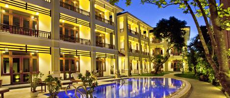 Outdoor pool, pool umbrellas, sun loungers