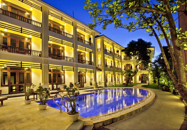 Outdoor pool, pool umbrellas, sun loungers