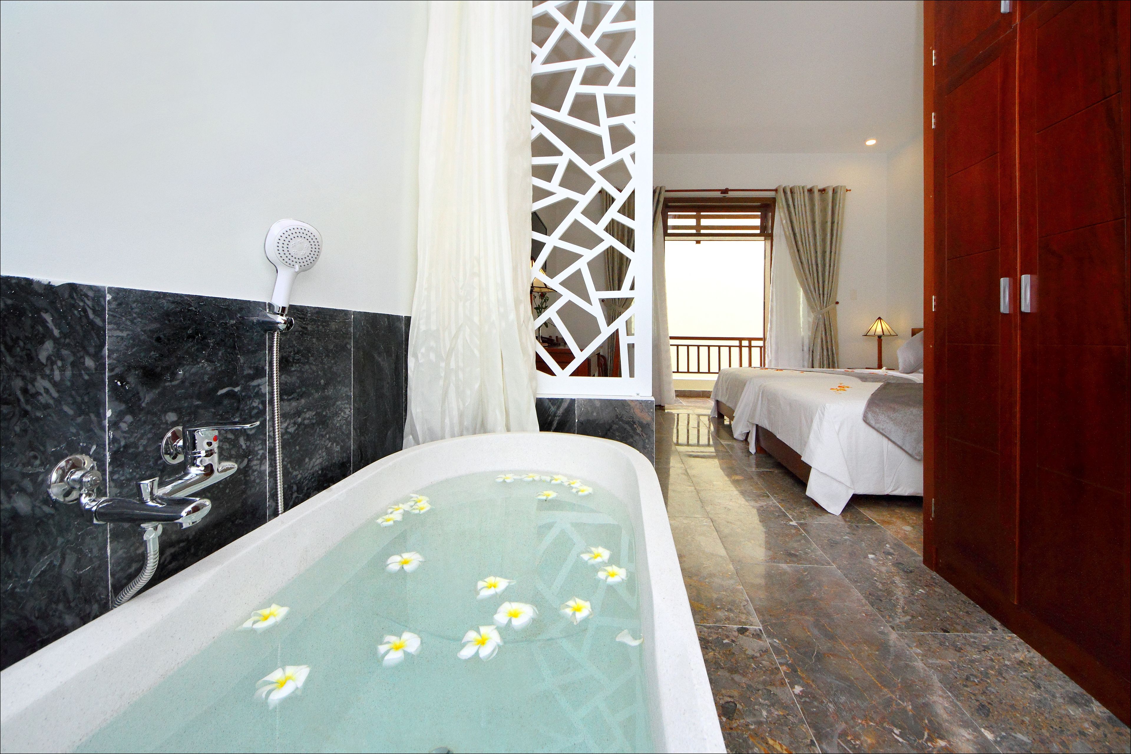 high - end deluxe double or twin room | bathroom | combined shower/bathtub, hair dryer, slippers, towels
