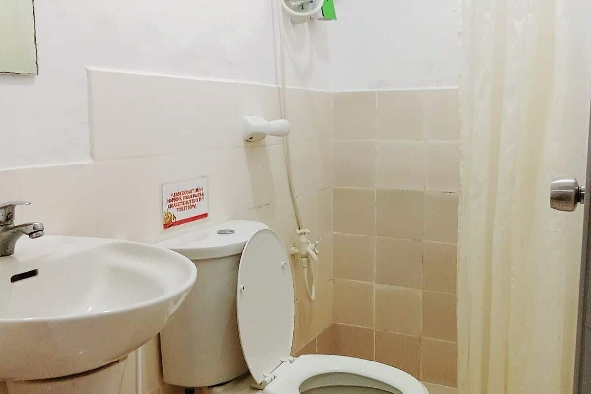 standard hive | bathroom | shower, free toiletries, towels, soap