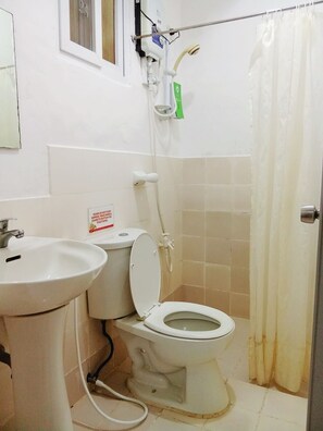 Chambre Standard | Salle de bain | Douche, articles de toilette gratuits, serviettes fournies, savon