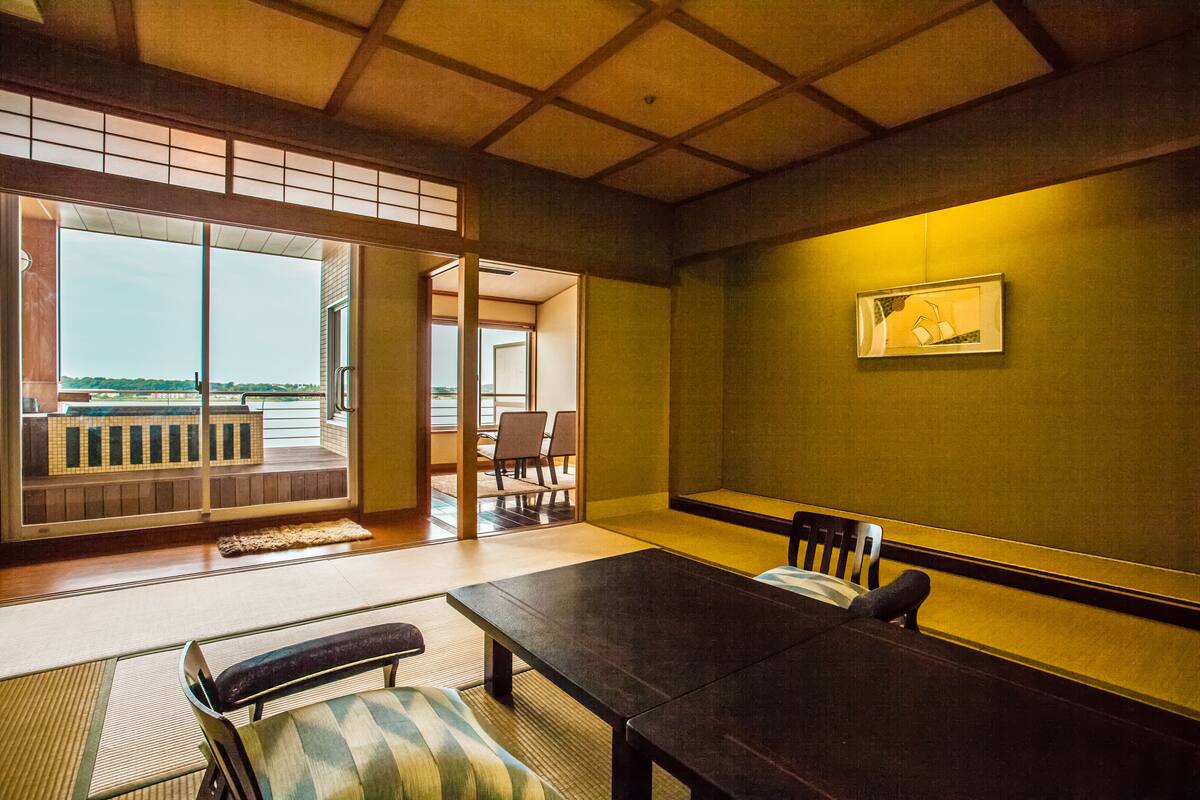 Chambre Tradition, vue lac (Japanese-Style Room, Open-Air Bath) | Coin séjour