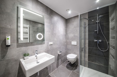Standard-Doppel- oder -Zweibettzimmer | Badezimmer | Dusche, Haartrockner, Handtücher. Mandarina Hotel Luxembourg Strassen