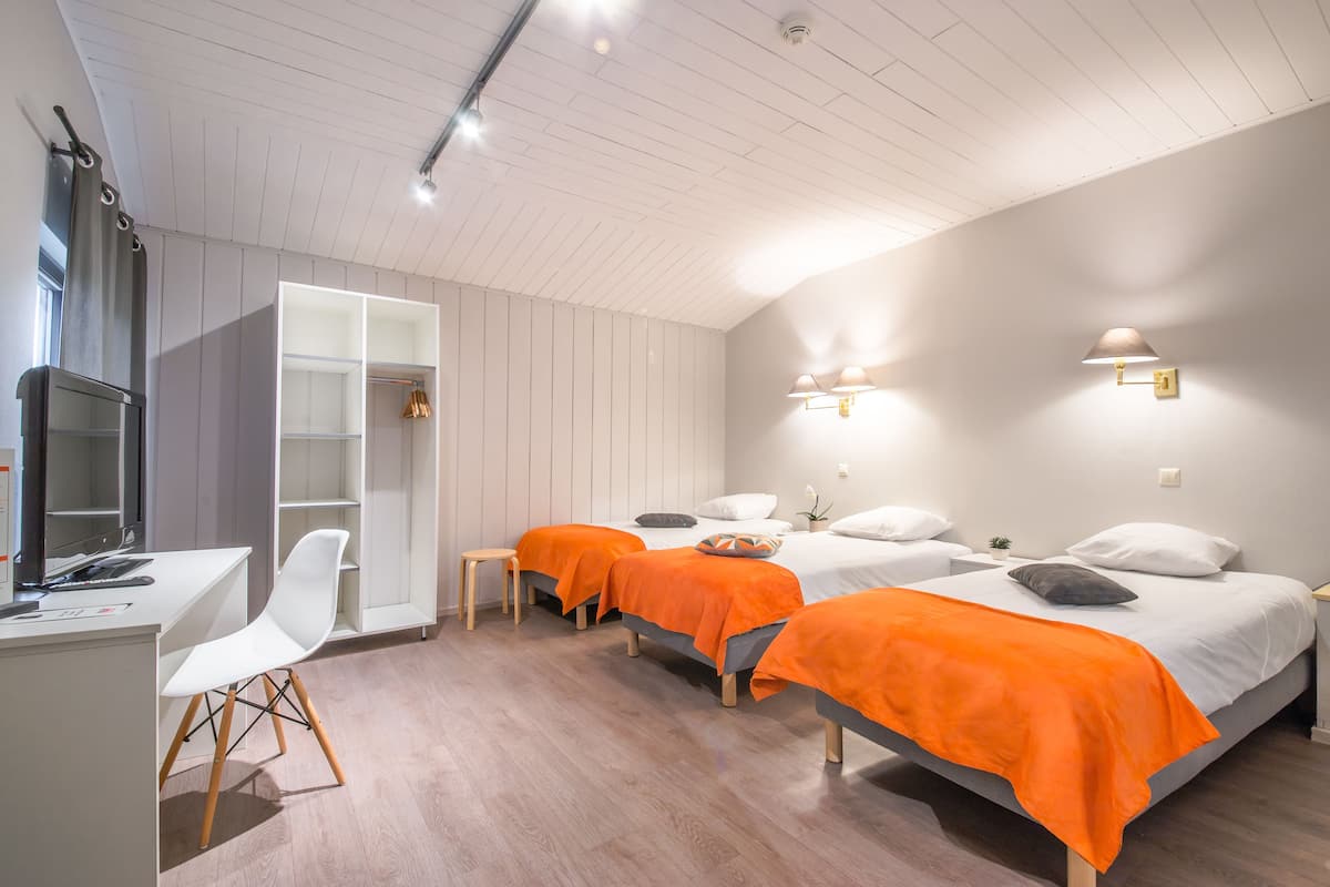 triple room | desk, soundproofing, cots/infant beds, free wifi