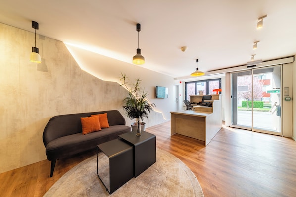 Reception - Mandarina Hotel Luxembourg Strassen (Strassen)