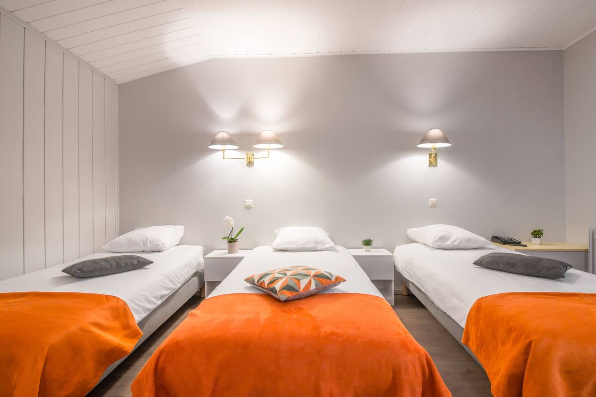 triple room | desk, soundproofing, cots/infant beds, free wifi