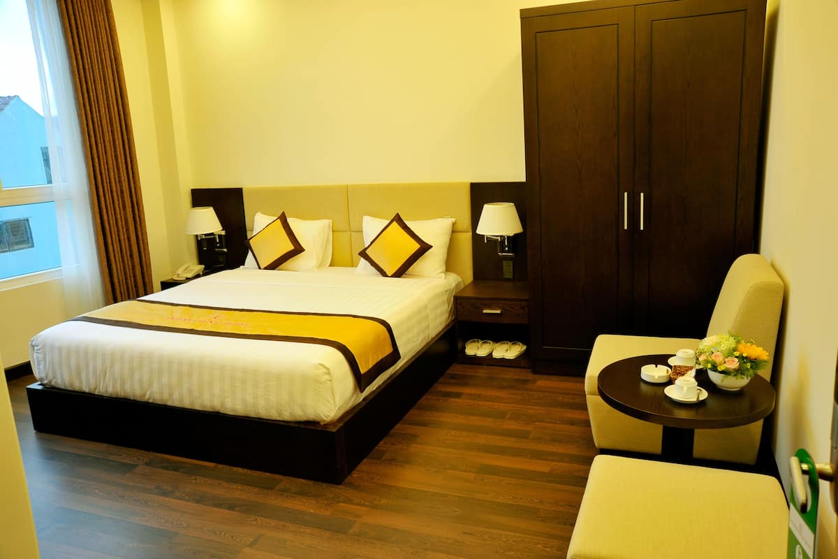 Minibar, in-room safe, desk, free WiFi