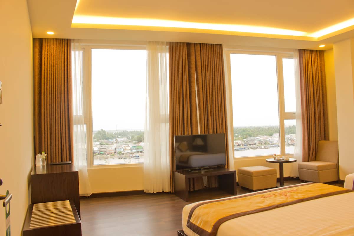 Minibar, in-room safe, desk, free WiFi