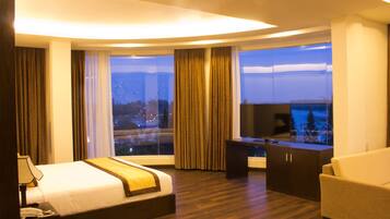 Chambre Exécutive, vue fleuve | Minibar, coffres-forts dans les chambres, bureau, Wi-Fi gratuit