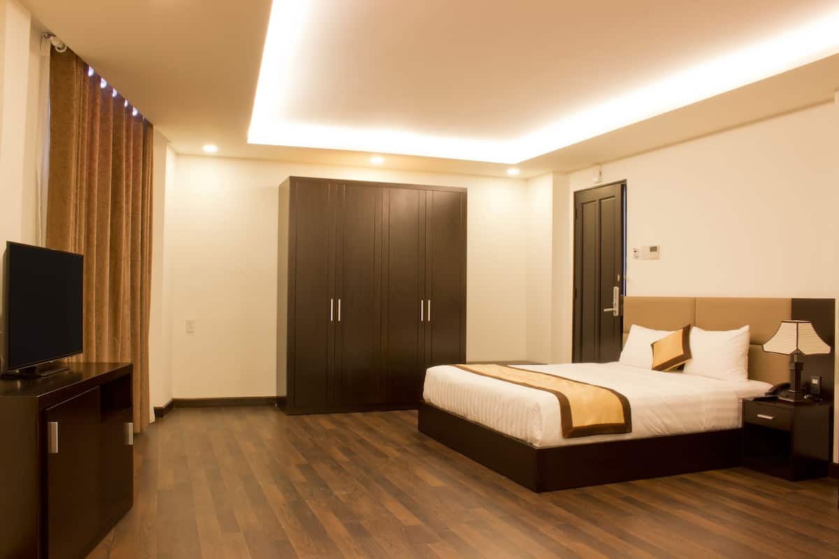 Minibar, in-room safe, desk, free WiFi