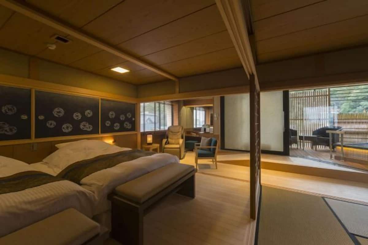 Minibar, in-room safe, desk, free WiFi