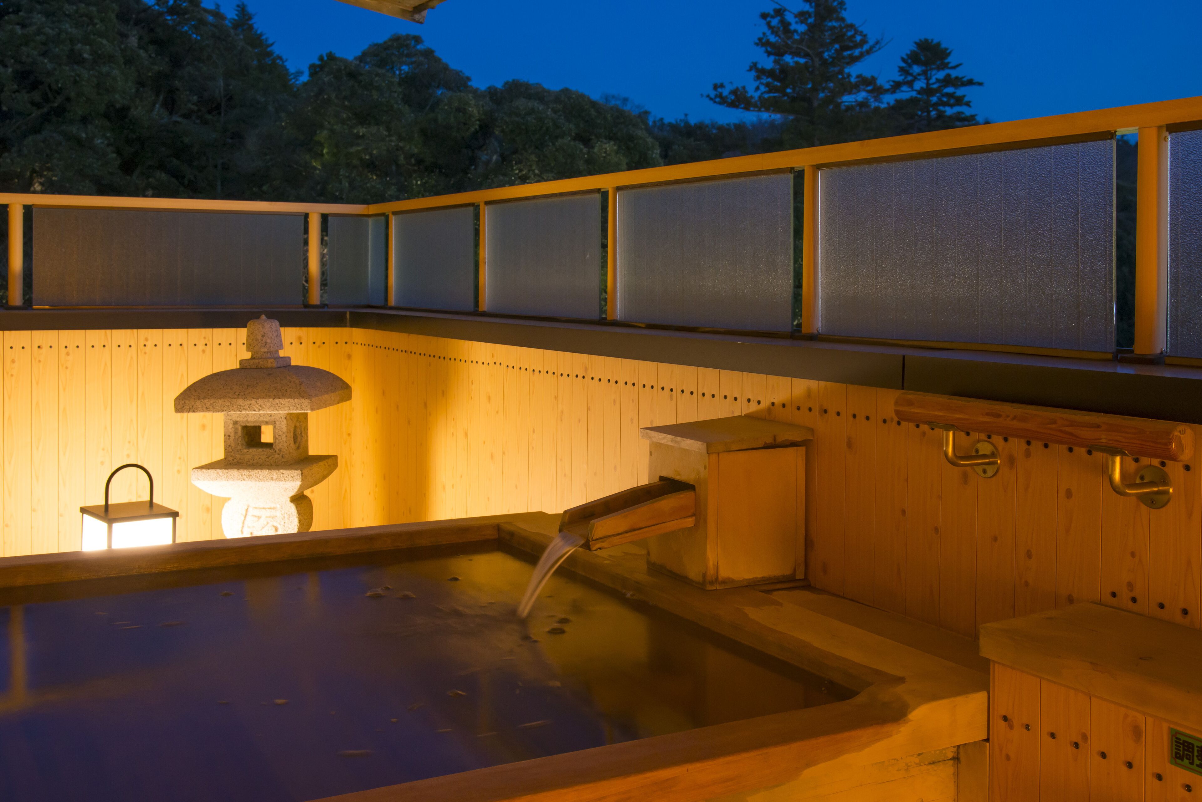 シャワー付き浴槽、バスアメニティ (無料)、ヘアドライヤー、スリッパ