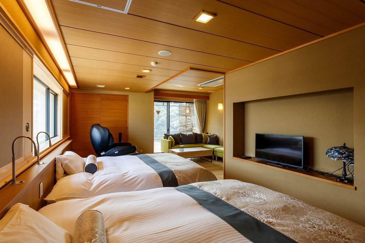 In-room safe, WiFi (free), bed sheets