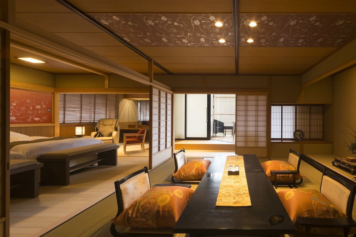 In-room safe, WiFi (free), bed sheets