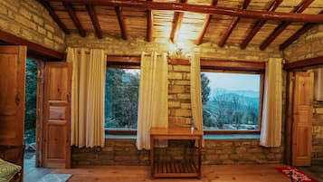 Pine Room | Premium bedding, down comforters, desk, rollaway beds