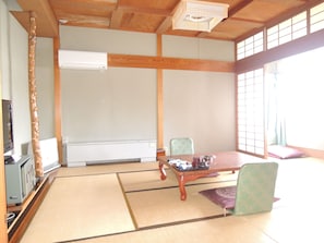 Repas dans la chambre