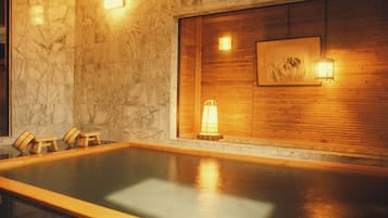 Baignoire et douche séparées, articles de toilette gratuits