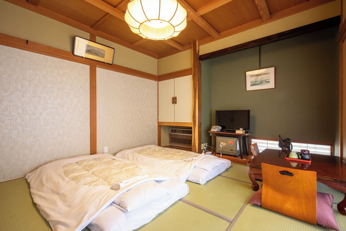 In-room safe, WiFi (free), bed sheets