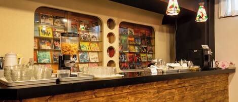 Mostrador con vitrinas de libros, una cafetera y un diseño de paneles de madera.
