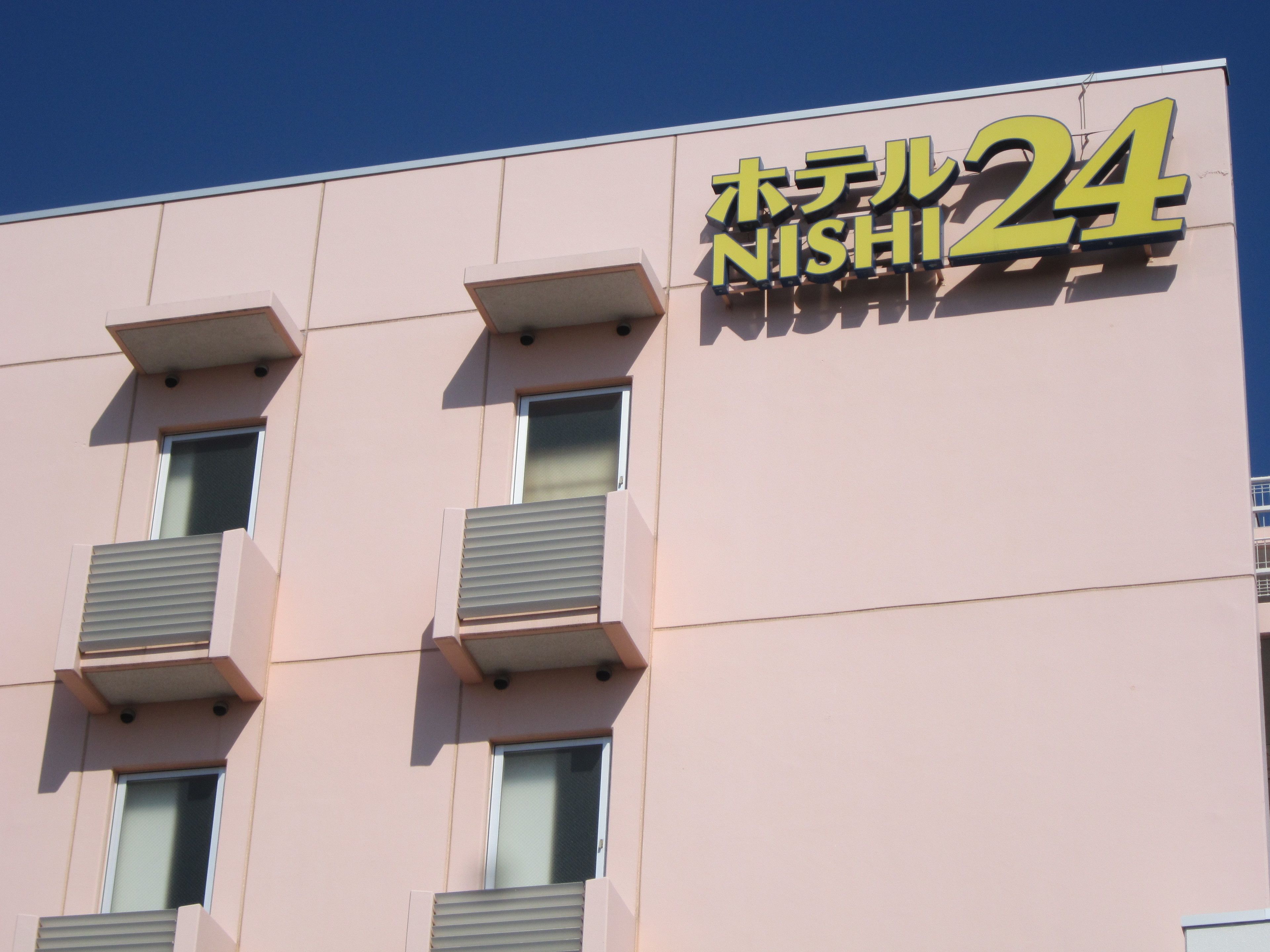 Un edificio con un letrero que dice "Hotel NISHI 24".