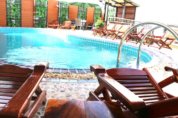 Una piscina al aire libre