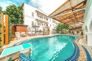 Una piscina al aire libre