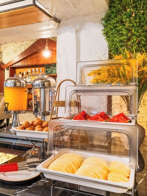 Un bufet ben carregat amb diferents aliments i una zona de begudes.