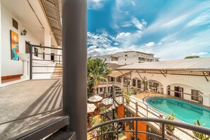 Un hôtel doté d’une piscine, d’un espace extérieur aménagé et offrant une vue sur les bâtiments environnants.