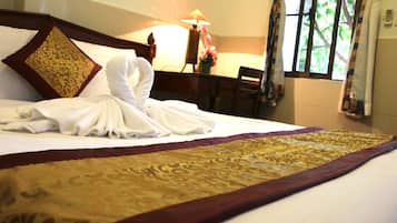 Habitación estándar doble | Caja fuerte, escritorio, wifi gratis y ropa de cama