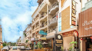 A street view with a hotel named 'Mali Nam Phu Hotel' and a guest house sign.