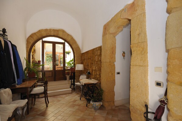 Interior detail - Arco Ubriaco (Agrigento)