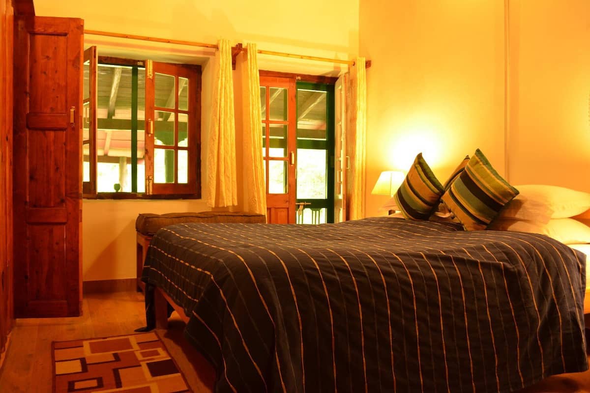 Una habitación con una cama, una ventana y una puerta.