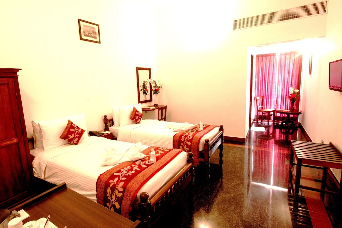 Standard Twin Room, 1 Bedroom, Accessible | Frette Italian sheets, minibar, in-room safe, desk