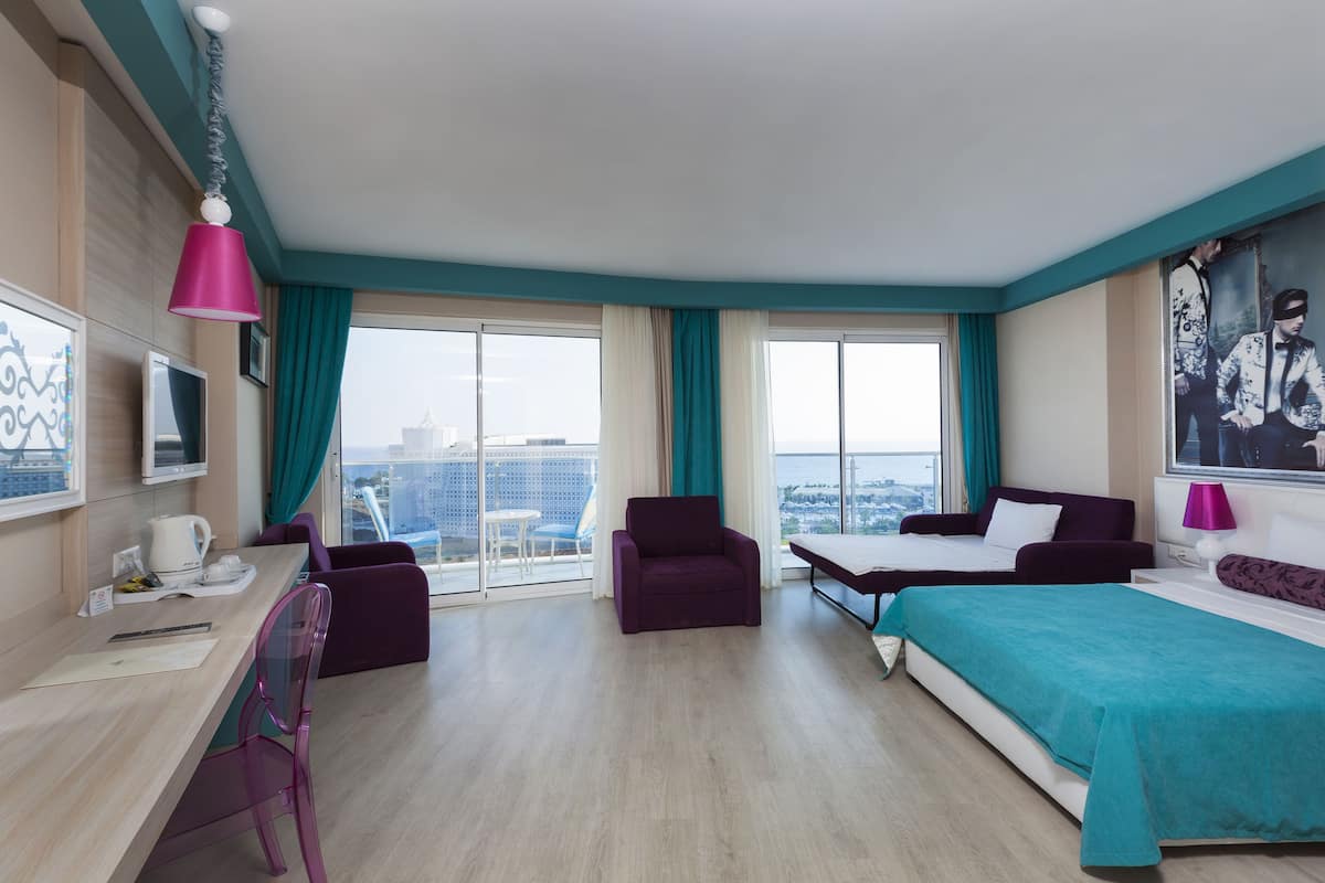 Minibar, in-room safe, soundproofing, bed sheets