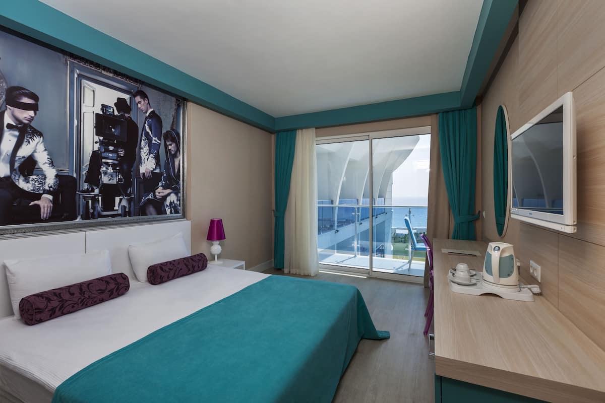 Minibar, in-room safe, soundproofing, bed sheets