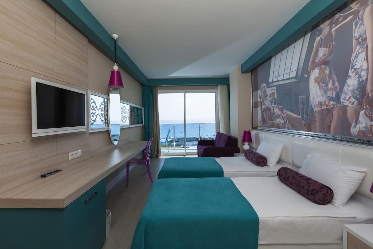 Minibar, in-room safe, soundproofing, bed sheets
