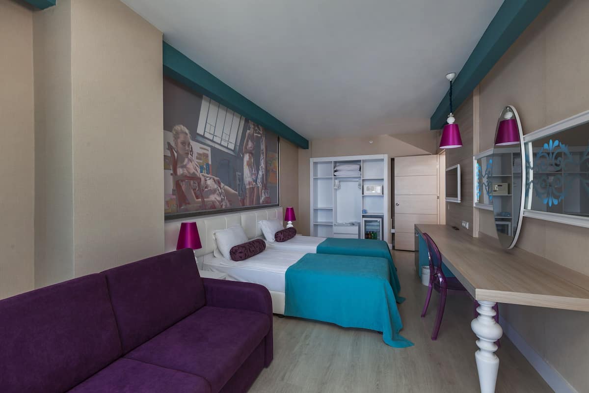 Minibar, in-room safe, soundproofing, bed sheets