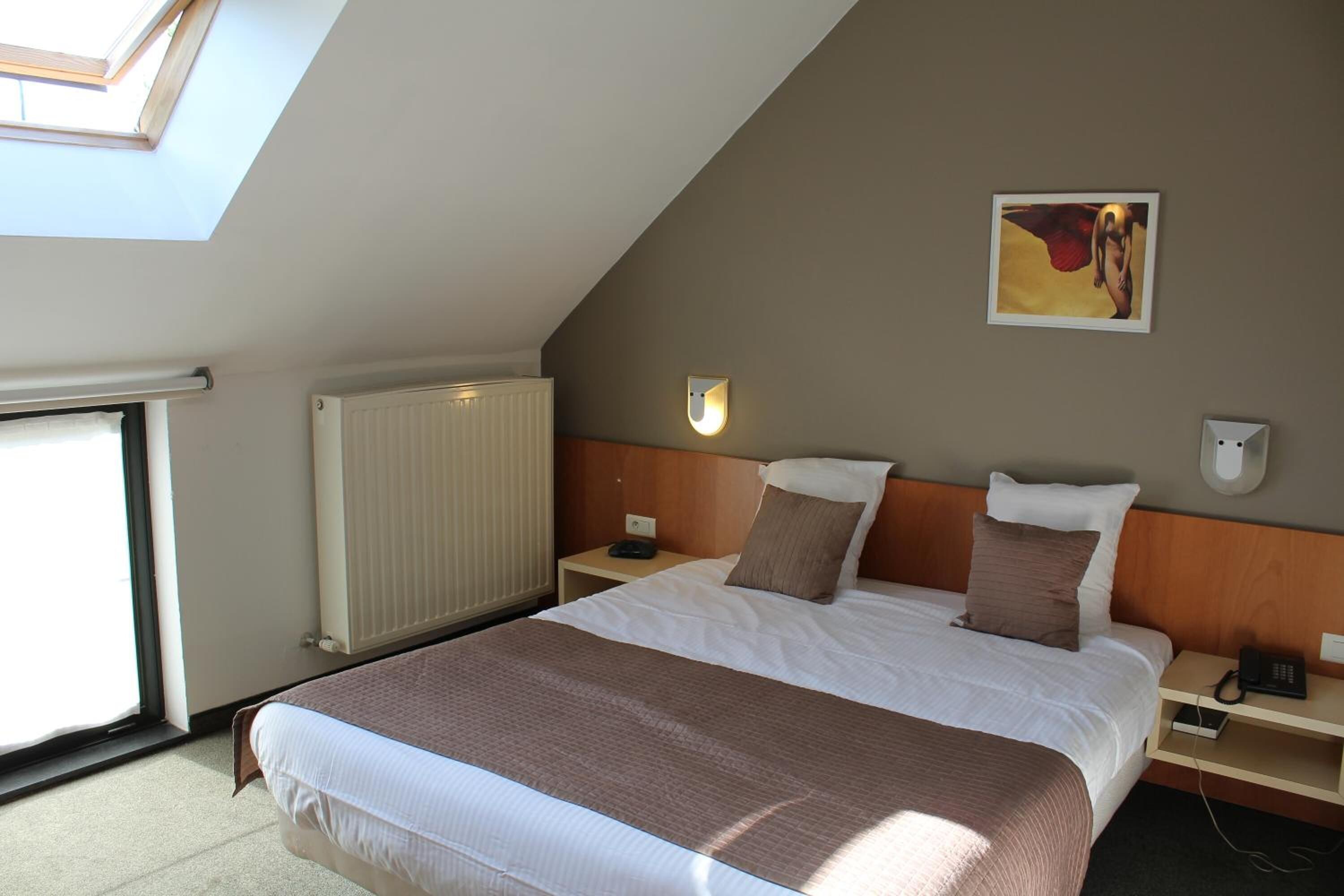 in-room safe, desk, free wifi, wheelchair access