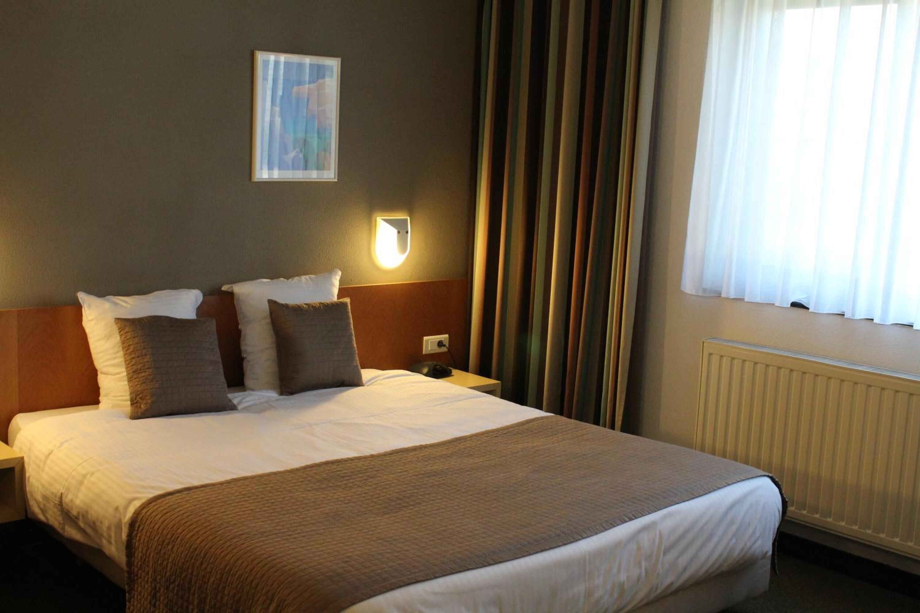 Caja fuerte, escritorio, wifi gratis y accesible en silla de ruedas