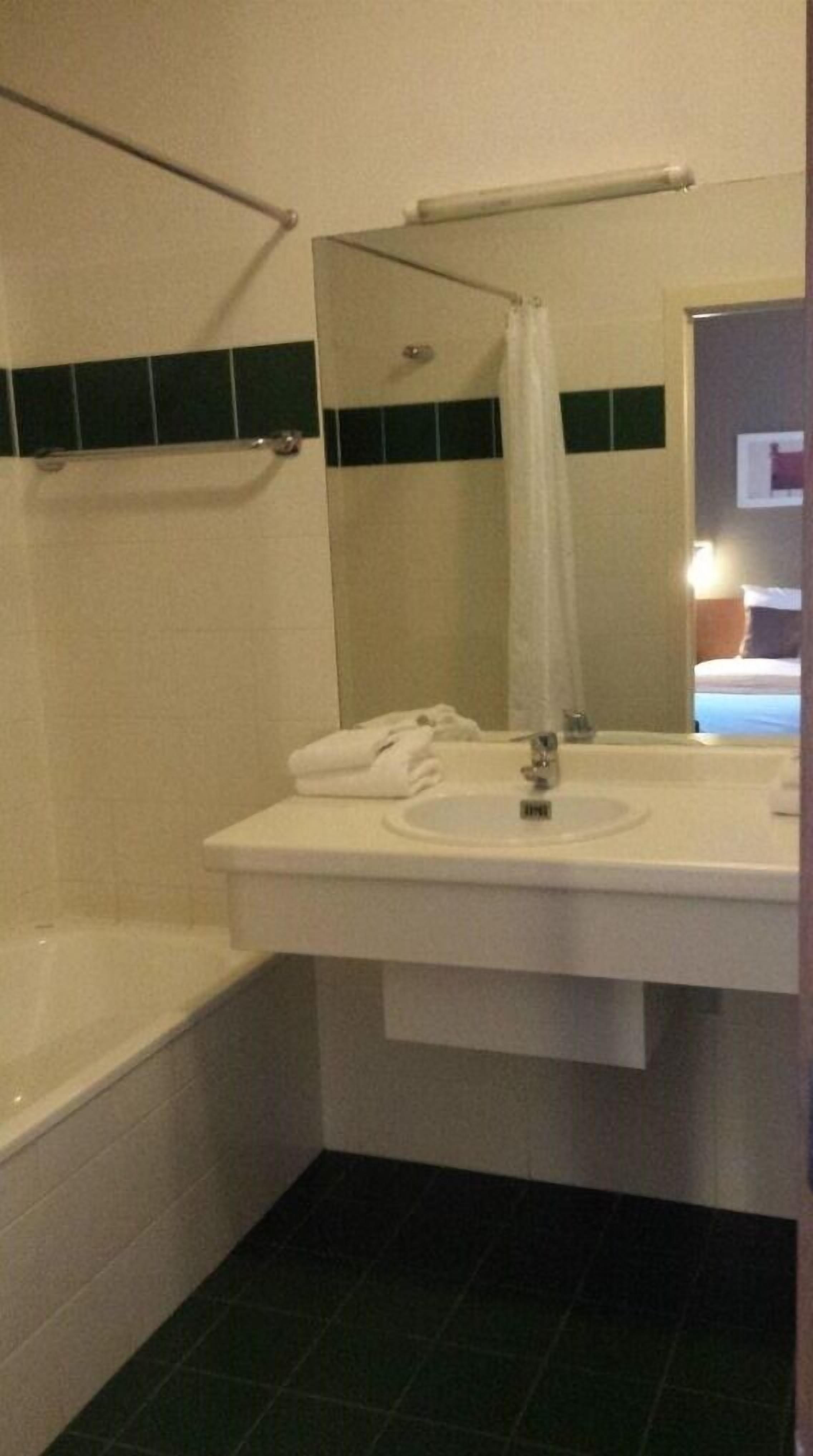 standard double room | bathroom | combined shower/bathtub, hair dryer