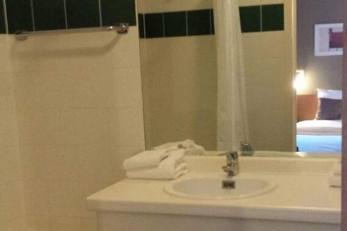 standard double room | bathroom | combined shower/bathtub, hair dryer