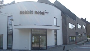 L’hôtel Hobbit présente une architecture moderne, avec de grandes fenêtres et une façade incurvée.
