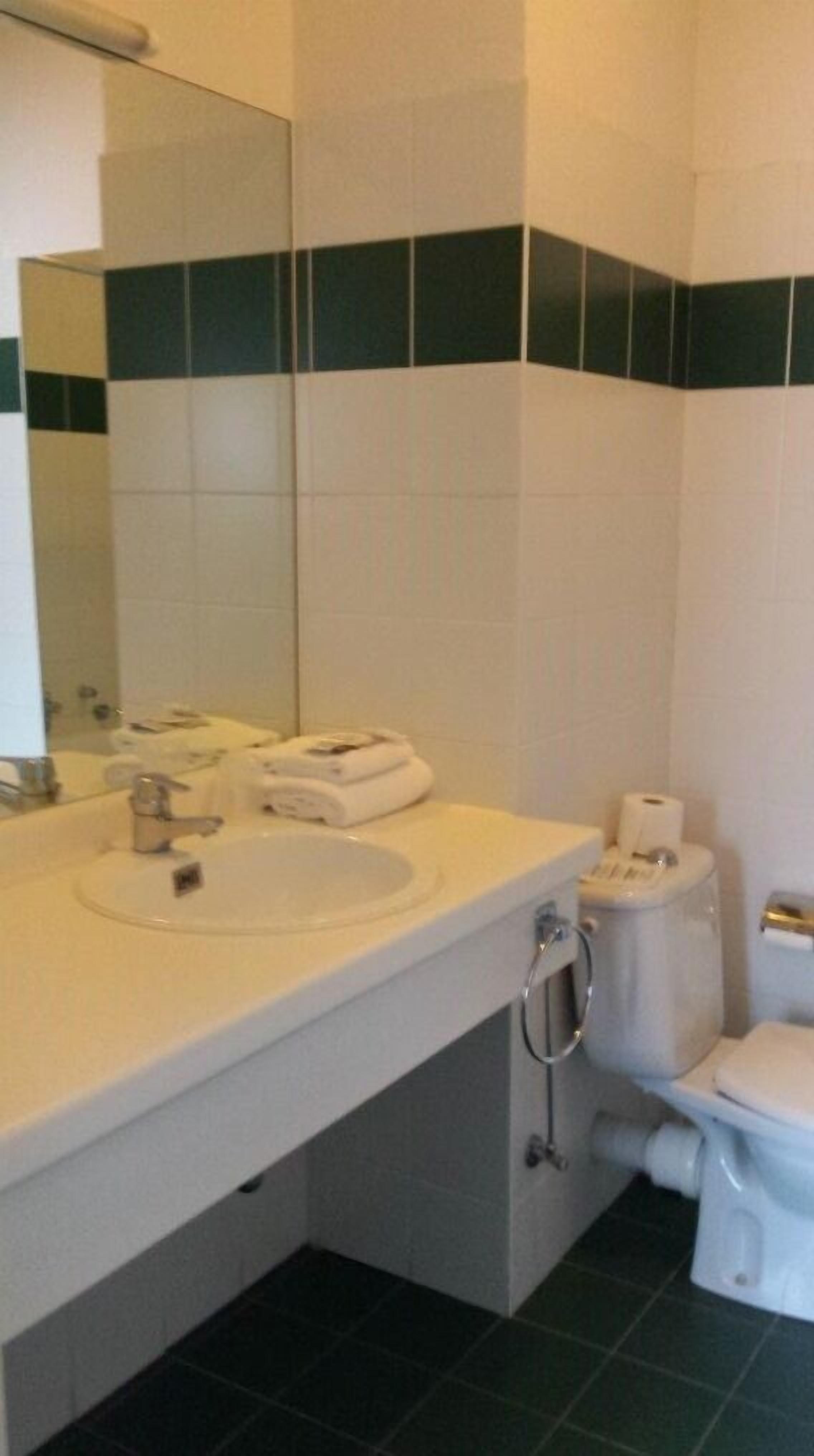 standard double room | bathroom | combined shower/bathtub, hair dryer
