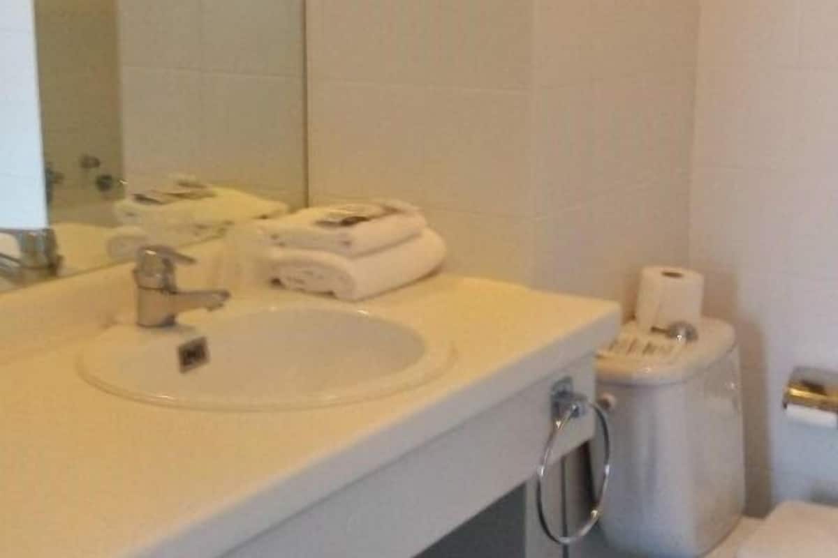 standard double room | bathroom | combined shower/bathtub, hair dryer