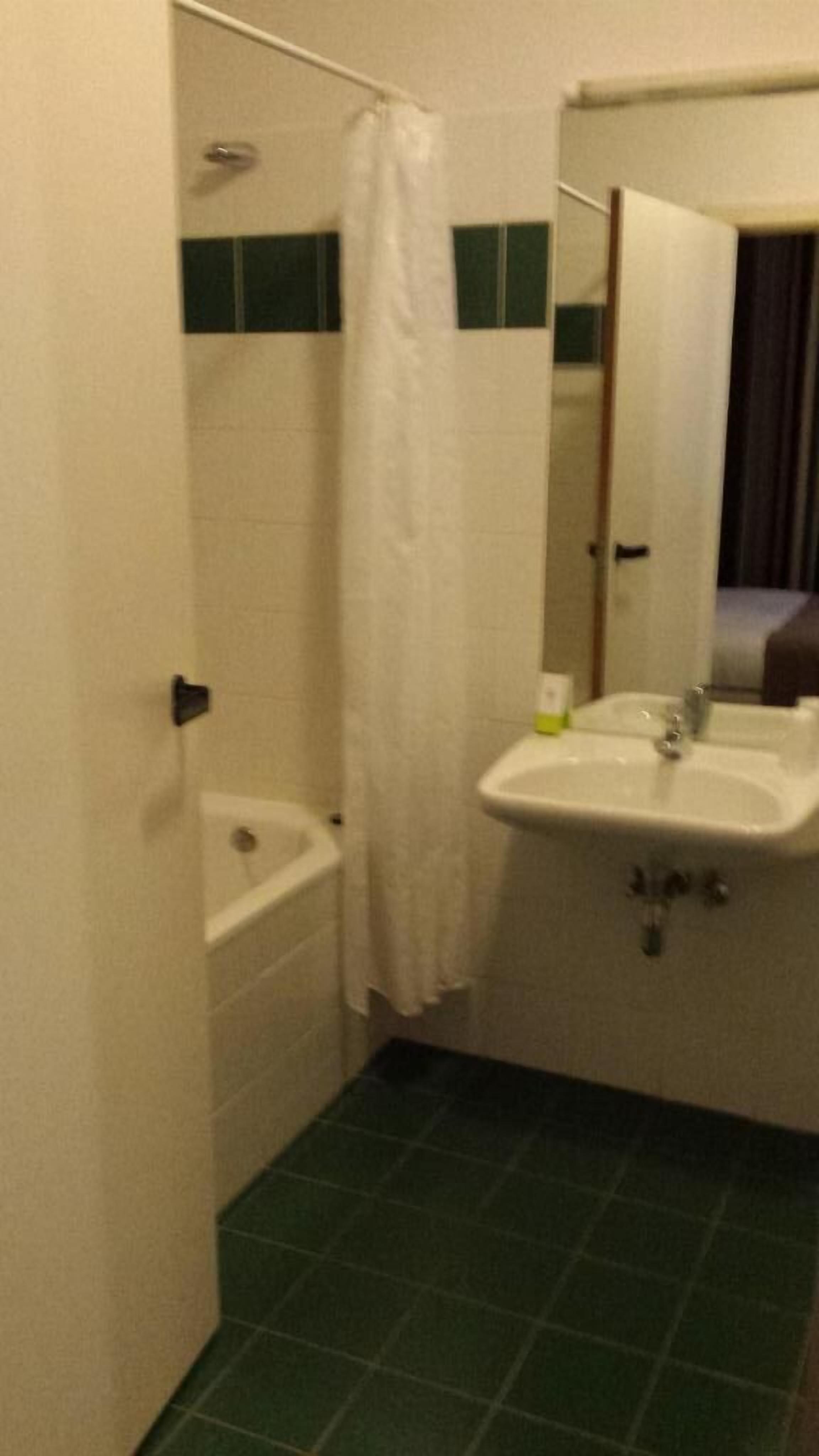 combined shower/bathtub, hair dryer