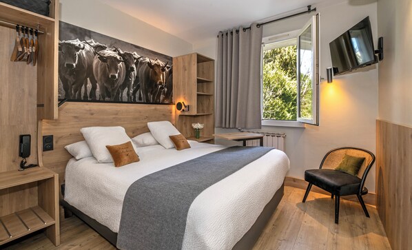 Escritorio, sistema de insonorización, wifi gratis y ropa de cama