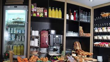 Petit déjeuner buffet (8.80 EUR par personne)