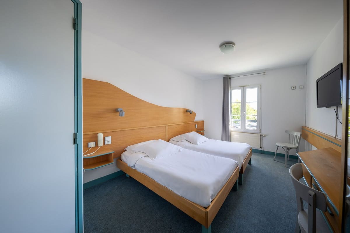 Chambre Confort avec lits jumeaux | Bureau, systĂšme dâinsonorisation, accĂšs au Wi-Fi (inclus)