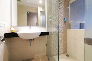 Chambre Exécutive | Salle de bain | Douche, articles de toilette gratuits, sèche-cheveux